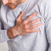 Причины болей в груди и как определить, относятся ли они к сердечным проблемам